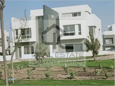 Town corner 4 bedrooms 300 m land very prime location with down payment and installments in Hyde Park Compound, Fifth Settlement