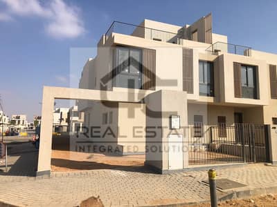 Town house ready to move under market price in sodic east 208m prime location bahary with open view