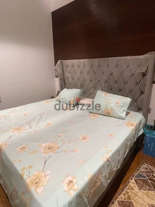 new king size bed used less than 2 month 200*210 2