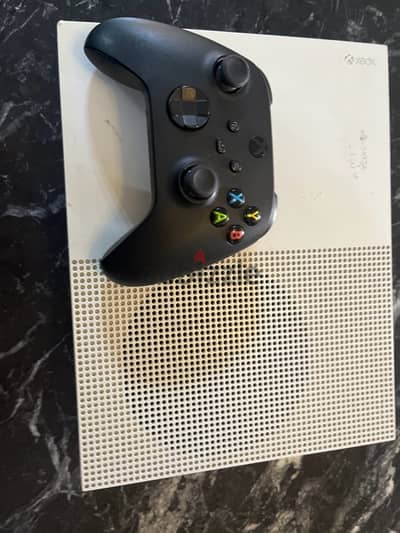 Xbox 1s with controller