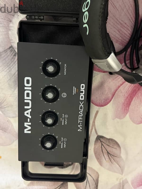 behringer c1 , M audio track duo , headphones مايك و كارته صوت و سماعه 5