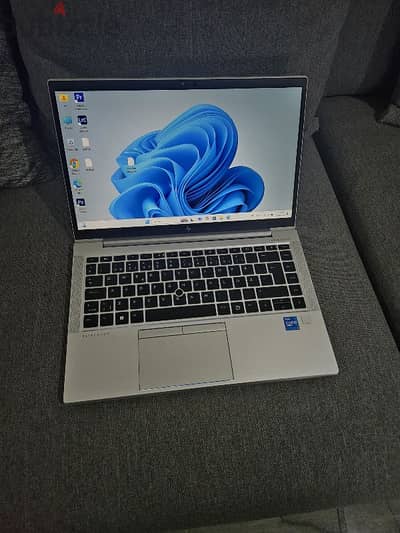 hp elitebook 840 G8 512 ssd 16 ram