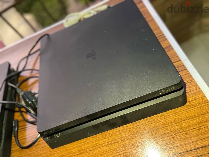 Playstation 4 Slim | بلاستيشن ٤ سليم ، بحاله جيده 3