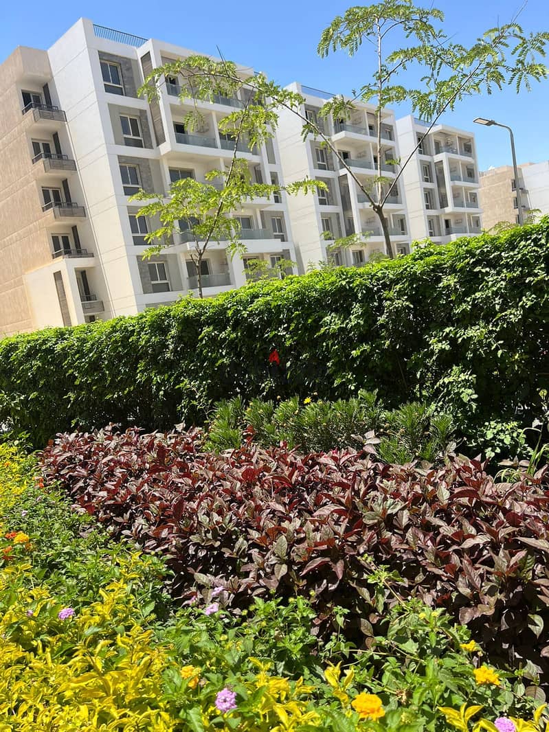 Townhouse in the best location in New Cairo, area of ​​324 square meters, with garden and open roof, 30% down payment, payment period of up to 5 years 15