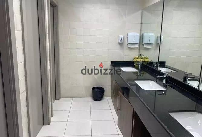 Office for rent, administrative headquarters, 515 square meters, fully finished, furnished, and air conditioners, The Courtyard, Sheikh Zayed, near th 14