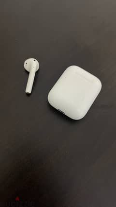 Original charging case and left AirPod 1 gen كيس شحن و سماعة شمال 0