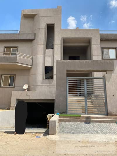 Villa for sale in the 9th district, 4th neighborhood, Sheikh Zayed, on the main road connecting the 26th of July axis and the gates.