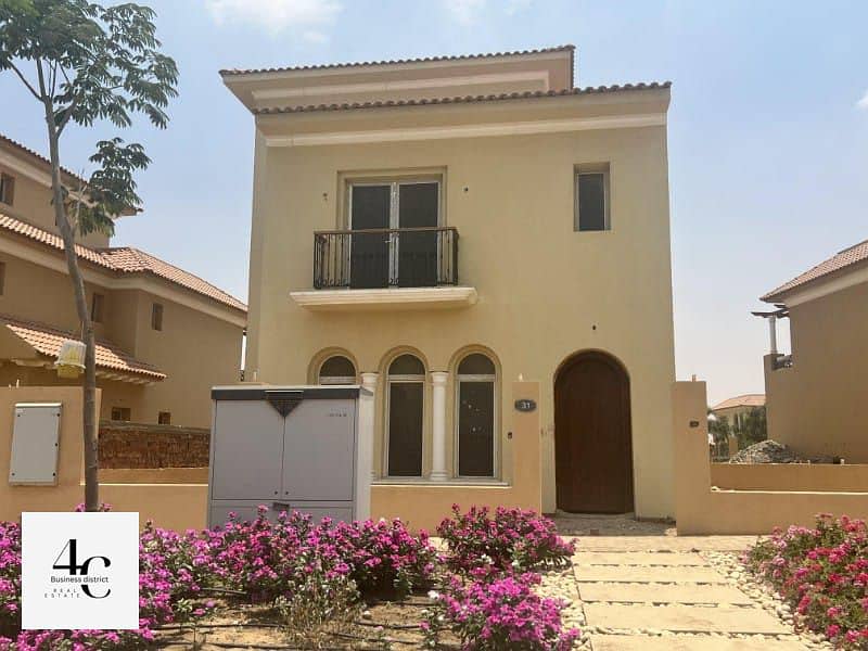 For sale villa standalone 374m classic 5 bedrooms  with lowest down payment and installments in compound hyde park 5