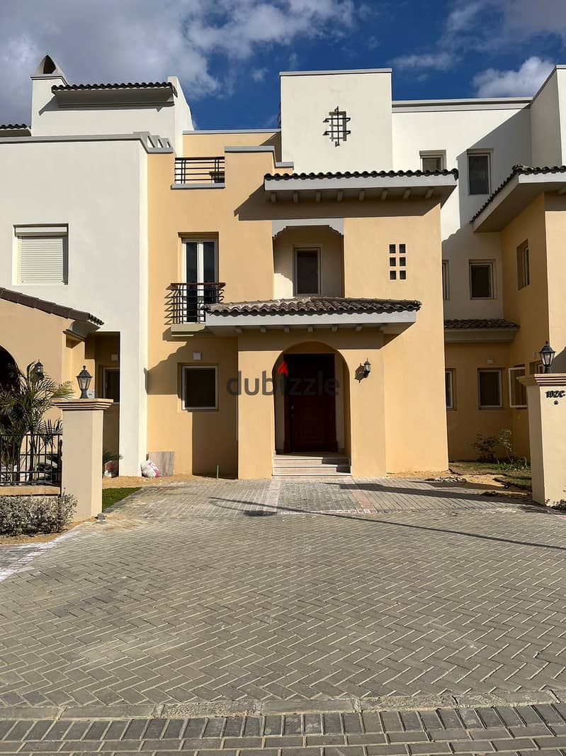 Townhouse for sale, building area 300 m, land area 300 m, 4 bedrooms, 4 bathrooms, private garage, wonderful view, spacious areas, semi-furnished, sup 1