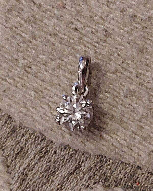 0.73 ctw VVS2, E, diamond pendant from Damas 2