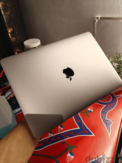 macbook pro 2018 core i7 16 giga ram storge 256 giga