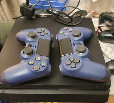 PS 4 controllers with wireless charging stand