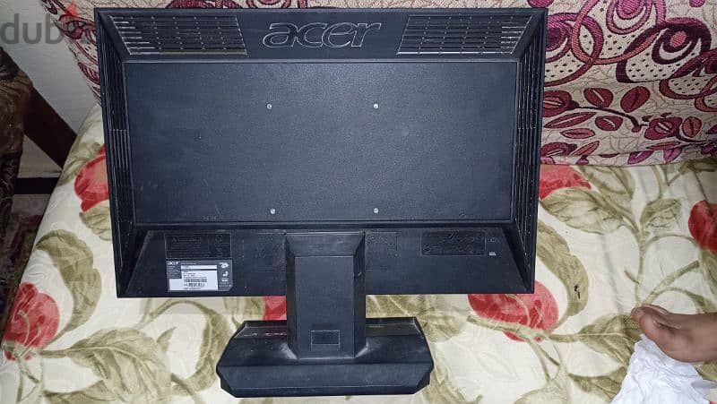 شاشة ACER 19 بوصة LCD بحالة جيدا استعمال خفيف جدا 1