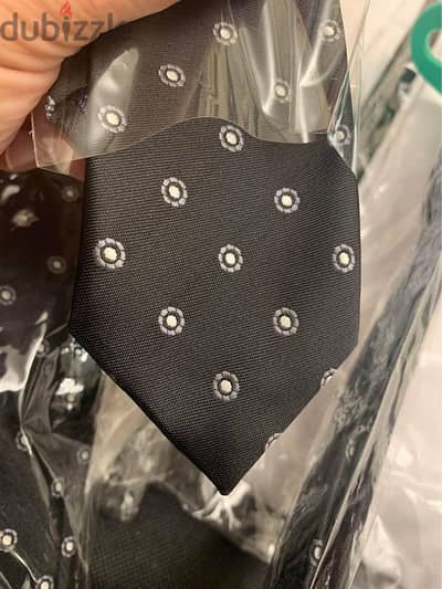 TIE HOUSE neck tie black dotted with 2 black socks