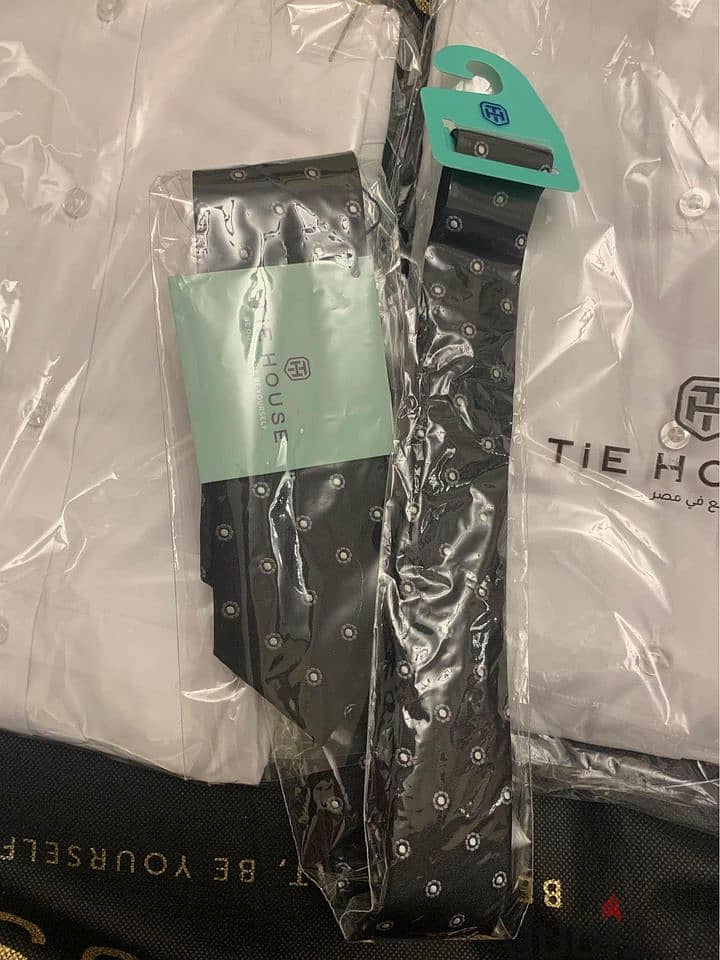 TIE HOUSE neck tie black dotted with 2 black socks 1