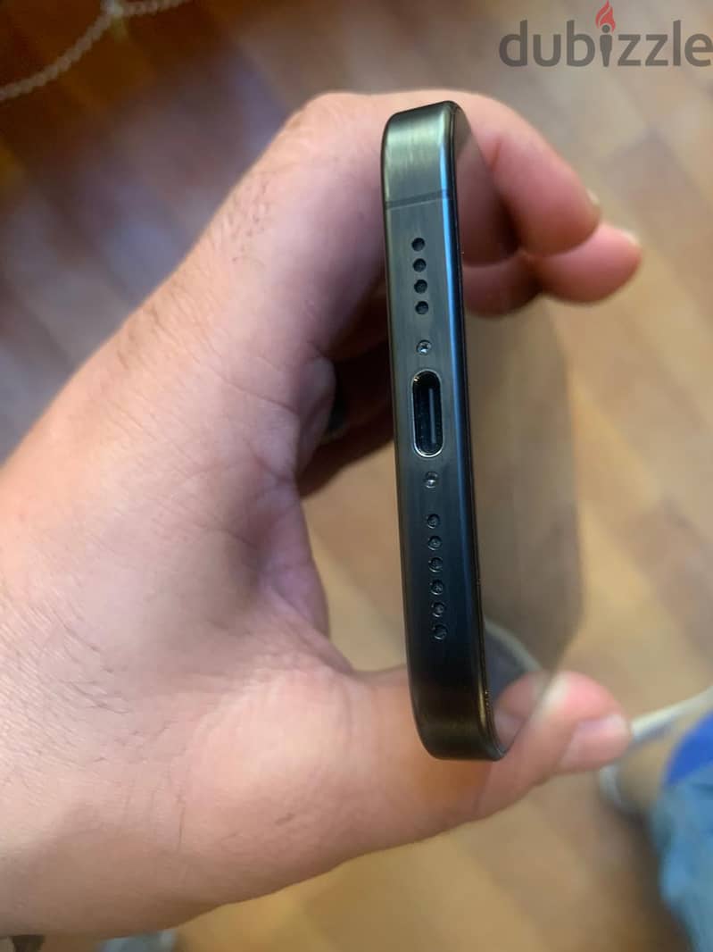 iphone 15 pro max Black titanium 4