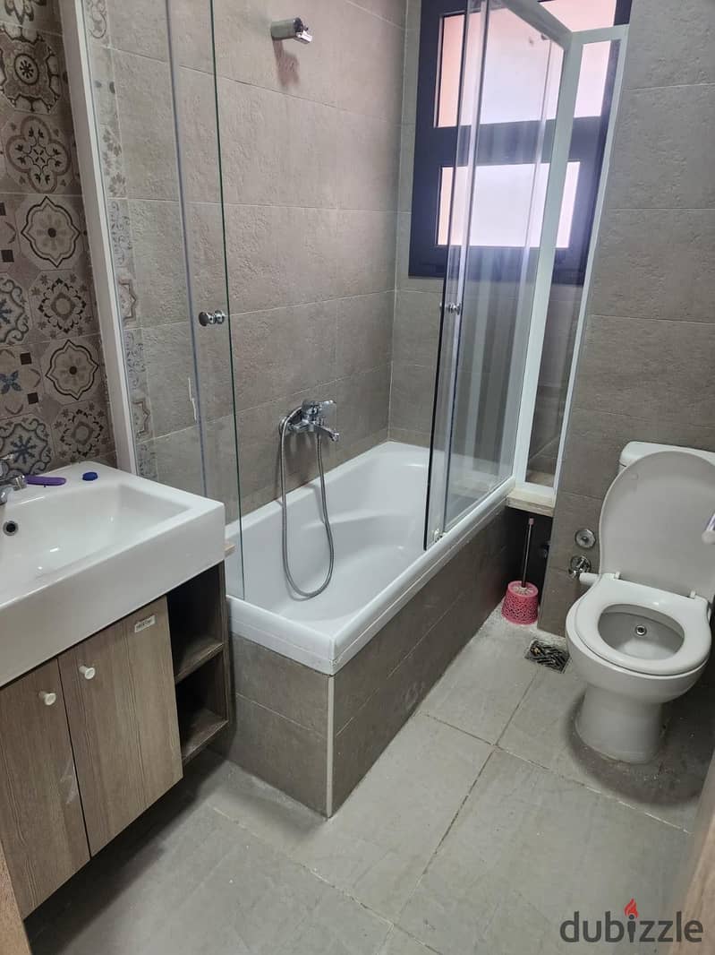 Penthouse 186m semi furnished for rent in Elmarassem fifth square new cairo 7