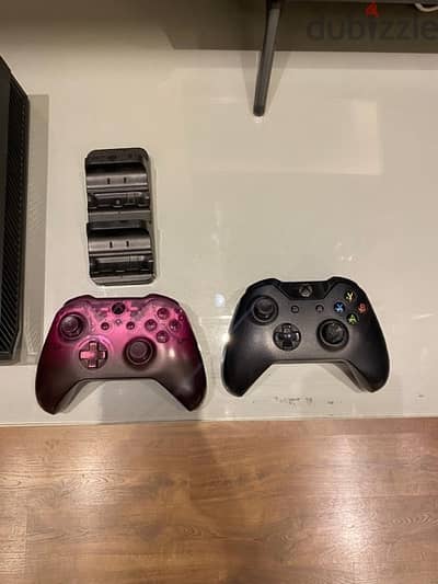 xbox 1 console/ 2 controllers