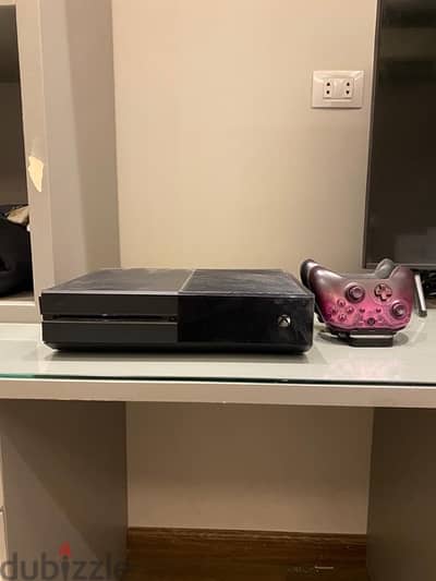 xbox 1 console/ 2 controllers