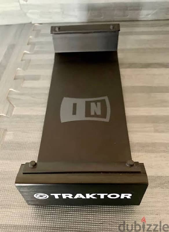 Native Instrument Traktor Kontrol Stand 1