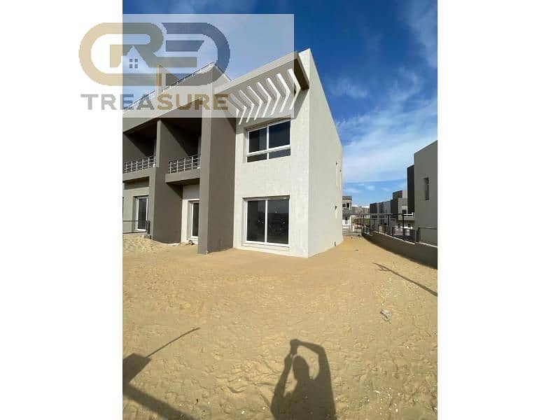 Middle townhouse for sale in Etapa Compound prime location view landscape 5