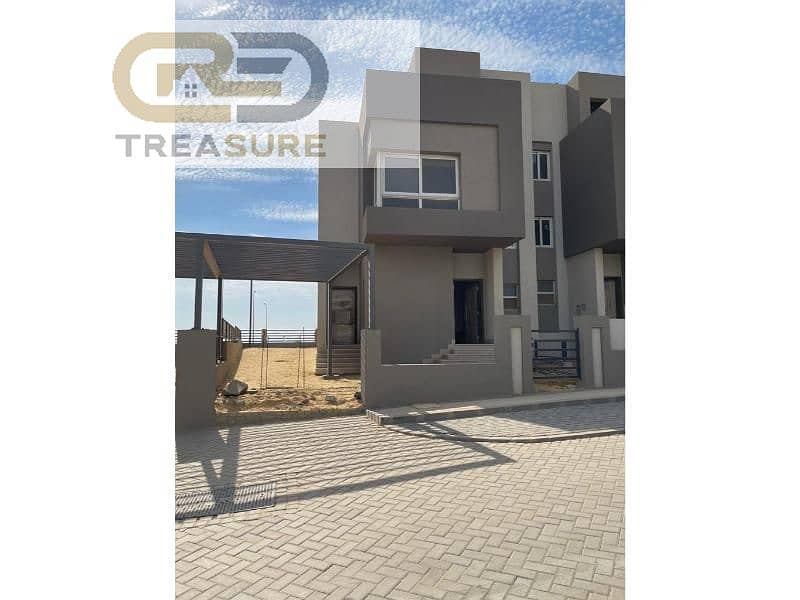 Middle townhouse for sale in Etapa Compound prime location view landscape 11