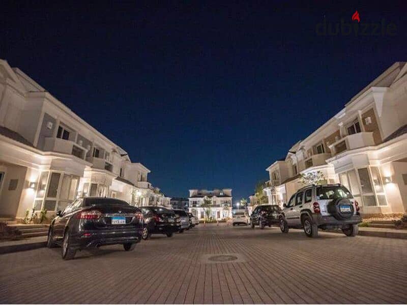 Corner townhouse in Mountain View, located in a prime area in October, just steps away from Mall of Arabia and Hyper One. 11