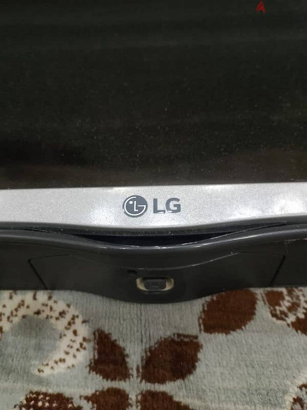 شاشه LG 42  مكسوره بحاله ممتازه جدا 5