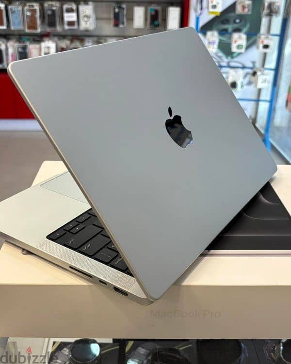 كسر زيرو ماك بوك برو ١٤ بوصة MacBook Pro M3 Pro Chip 0