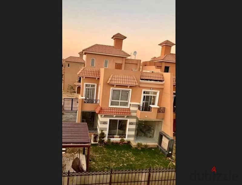 Twin house for sale at a great price in NEYOUM October compound, located in a prime spot in October, next to the Sporting Club and Mall of Arabia. 1