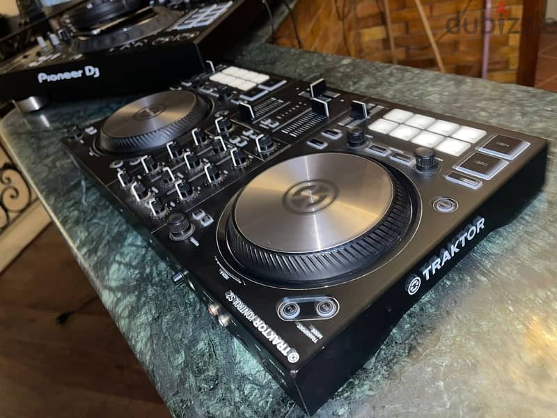 Traktor S2 MK3 with Traktor pro 3 license 1