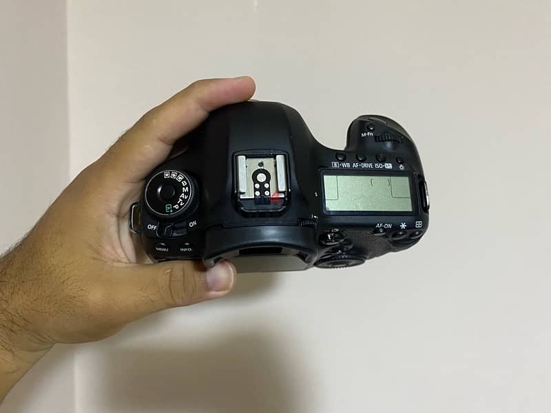 كاميرا كانون 5D Mark III استعمال خفيف بالكرتونةوكل الاكسسوارات الاصلية 3