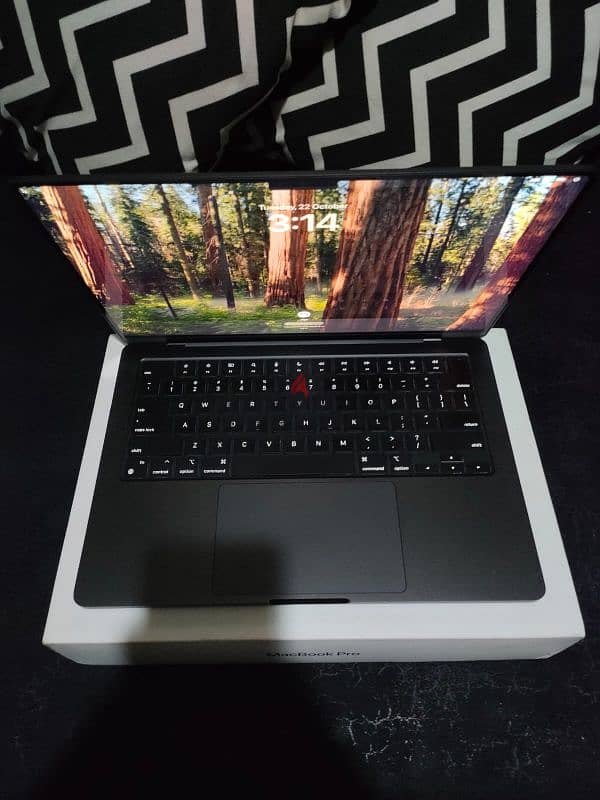 MacBook Pro M3 14 inch Like New 5