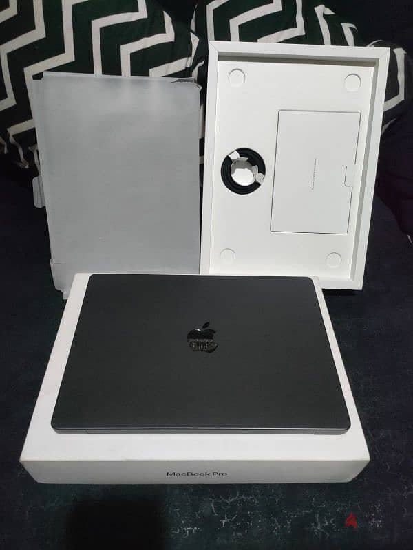 MacBook Pro M3 14 inch Like New 6