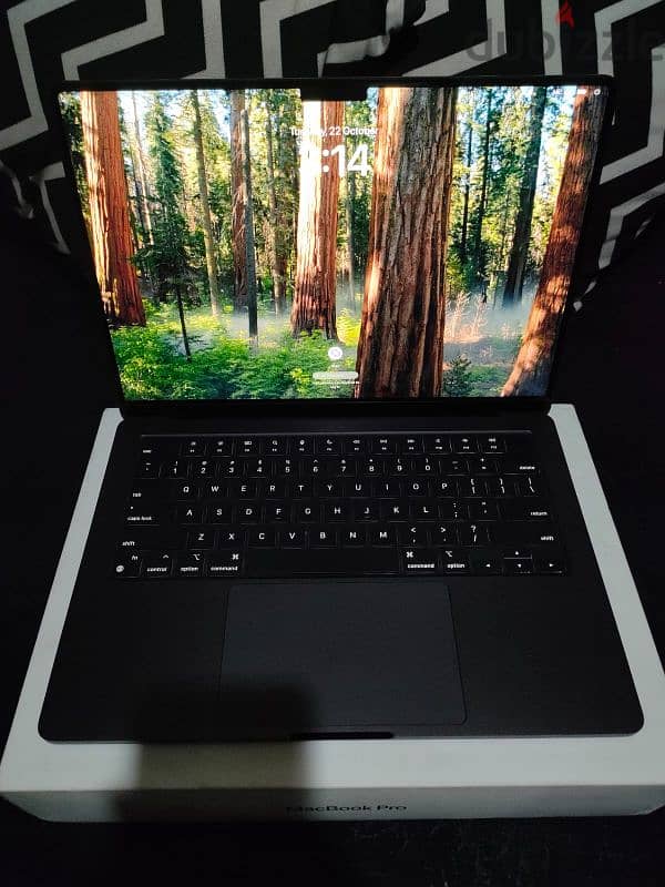 MacBook Pro M3 14 inch Like New 11