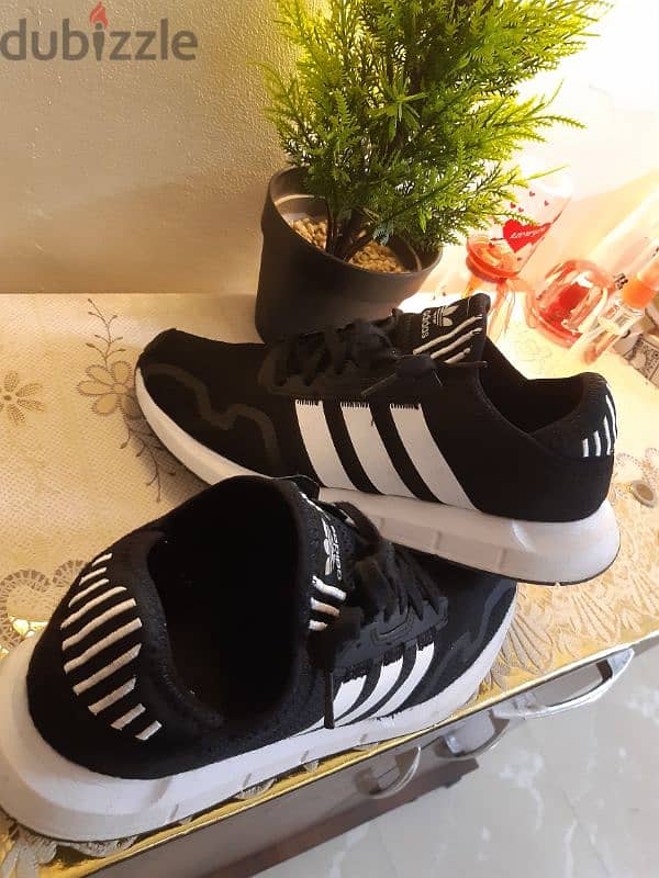 حذاء adidas 0