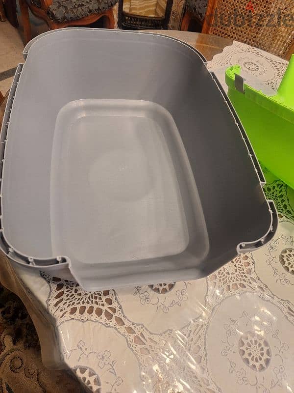 Large covered litter box 2