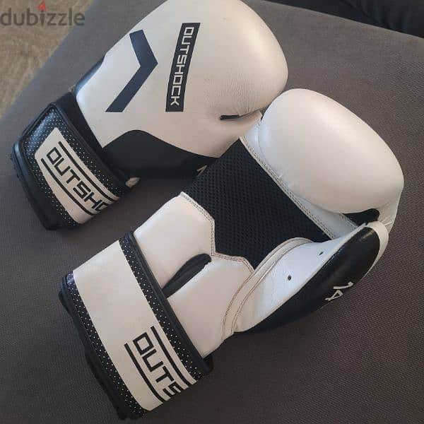 14 OZ white boxing gloves with padding for greater hands protection 1