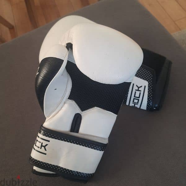 14 OZ white boxing gloves with padding for greater hands protection 2