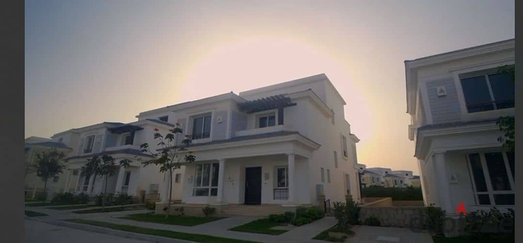 "Townhouse for sale at an attractive price, 210 m², in one of the most upscale and vibrant areas of Mountain View 4. " 1