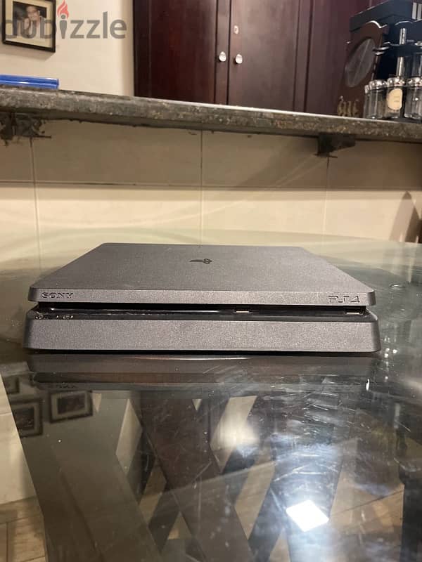 PlayStation 4 slim 4