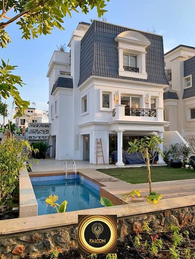 Independent villa 240 meters in the heart of 6th of October (3 floors) with a private garden in Kingsway Mountain View