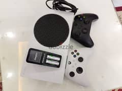 جهاز xbox series s 512g معاه الدراعين الاصلي والوصلات الاصلي و٤ حجارات 0