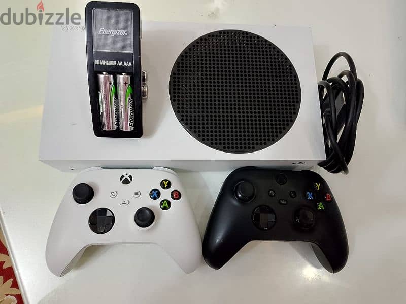 جهاز xbox series s 512g معاه الدراعين الاصلي والوصلات الاصلي و٤ حجارات 3