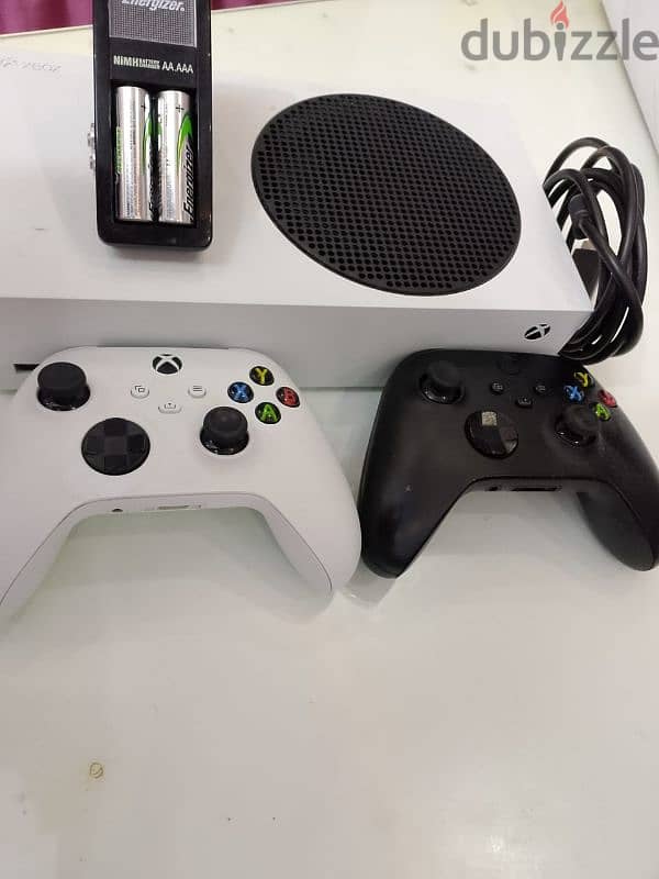 جهاز xbox series s 512g معاه الدراعين الاصلي والوصلات الاصلي و٤ حجارات 4