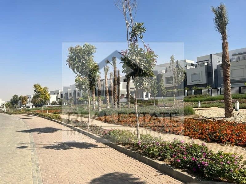 Classic townhouse 4 bedrooms  on prime view  landscape Hyde Park Compound Fifth Settlement New Cairo 2