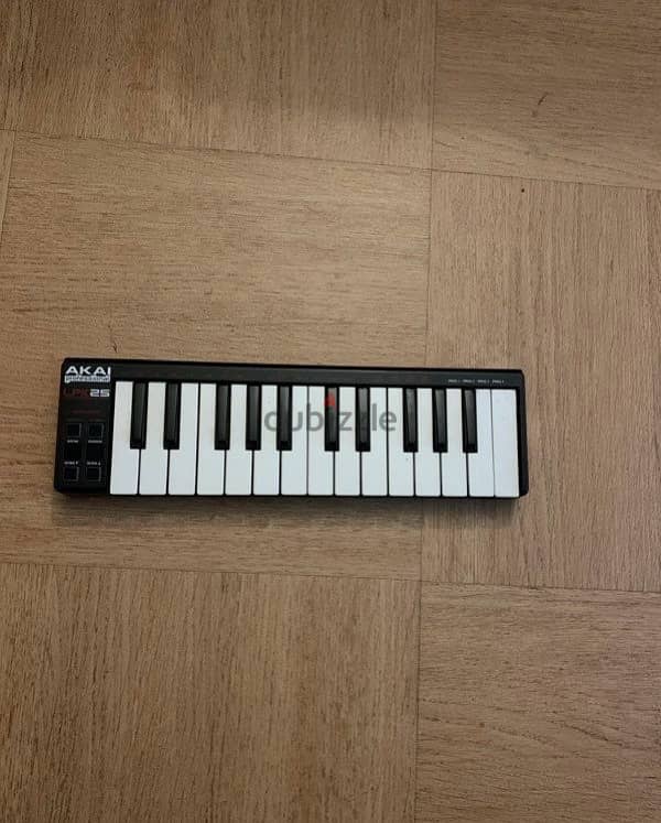 Akai Professional LPK25 Mini Midi Keyboard 1