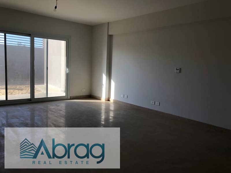 For sale, 153 sqm apartment with 122 sqm garden, finished, in Etapa Sheikh Zayed Compound 7