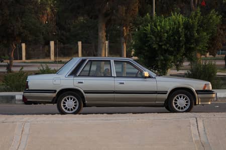 نيسان جلوريا 1987