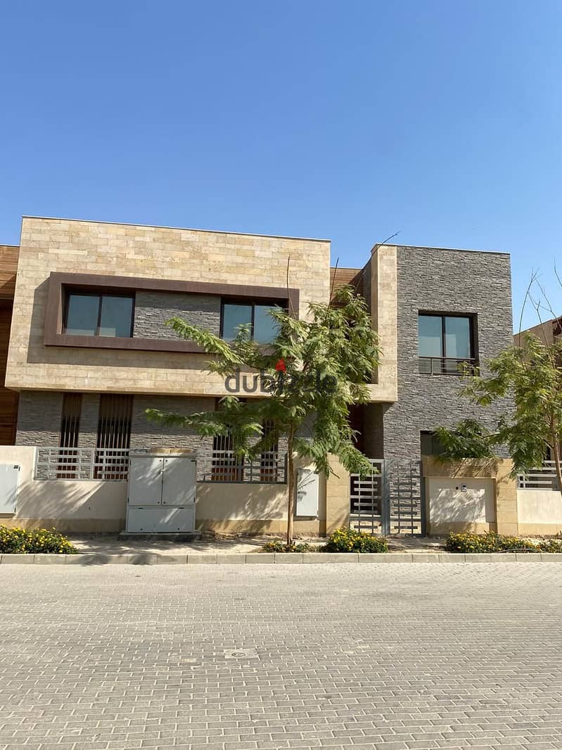 Villa for sale on Suez Road in front of Cairo Airport and minutes from the settlement in Taj City New Cairo 5